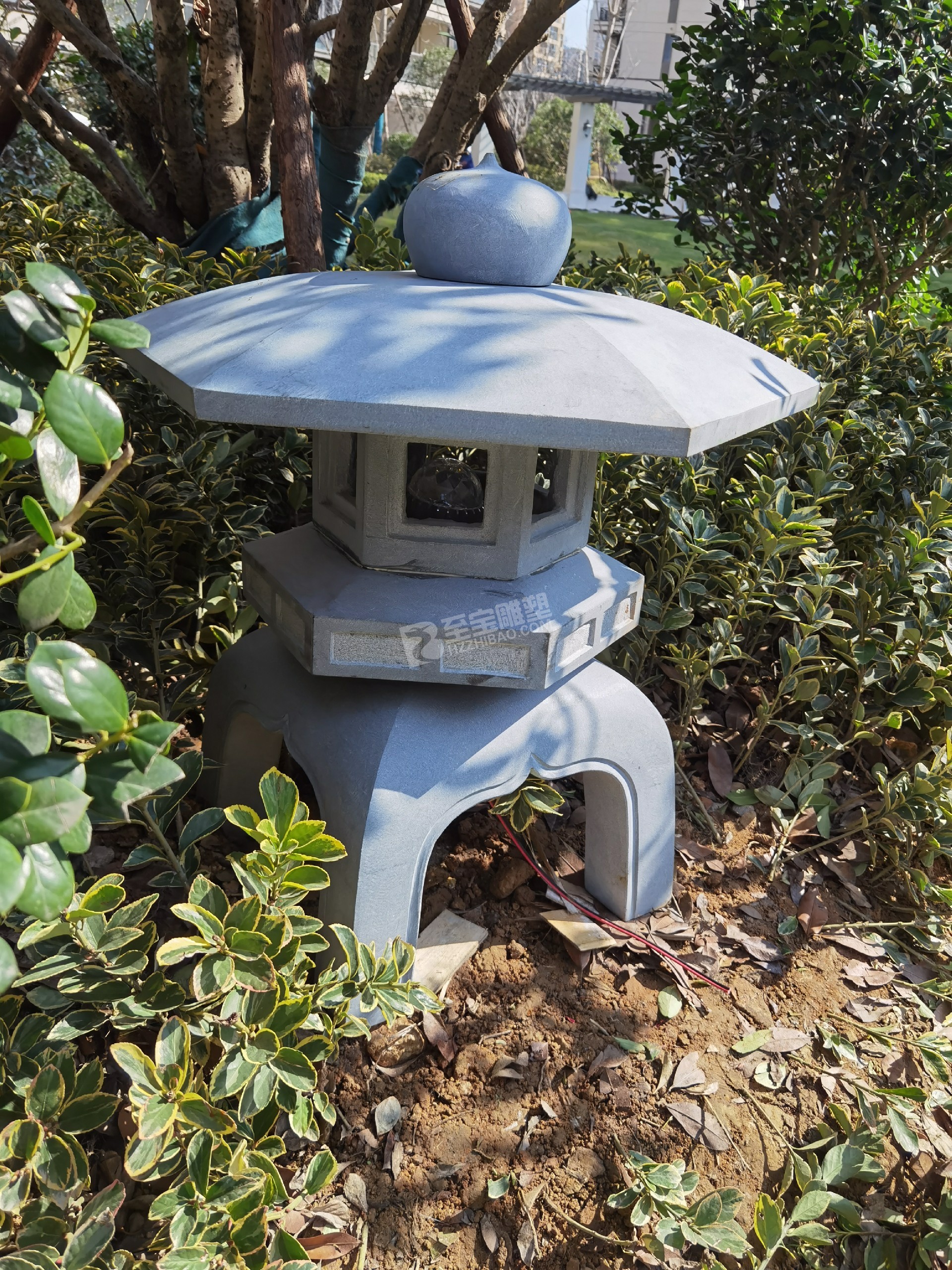 榮安臺(tái)州金成華府烤漆玻璃鋼鹿群、花缽雕塑項(xiàng)目
